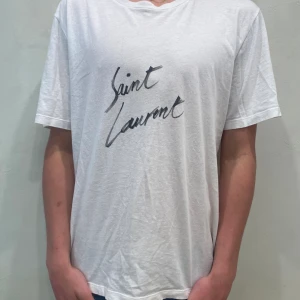 Saint Laurent T-shirt  - Hej! Säljer nu min tisha från märket Saint Laurent , Storlek M fint skick. Tveka inte på att höra av dig om du har frågor eller funderingar kring varan! 