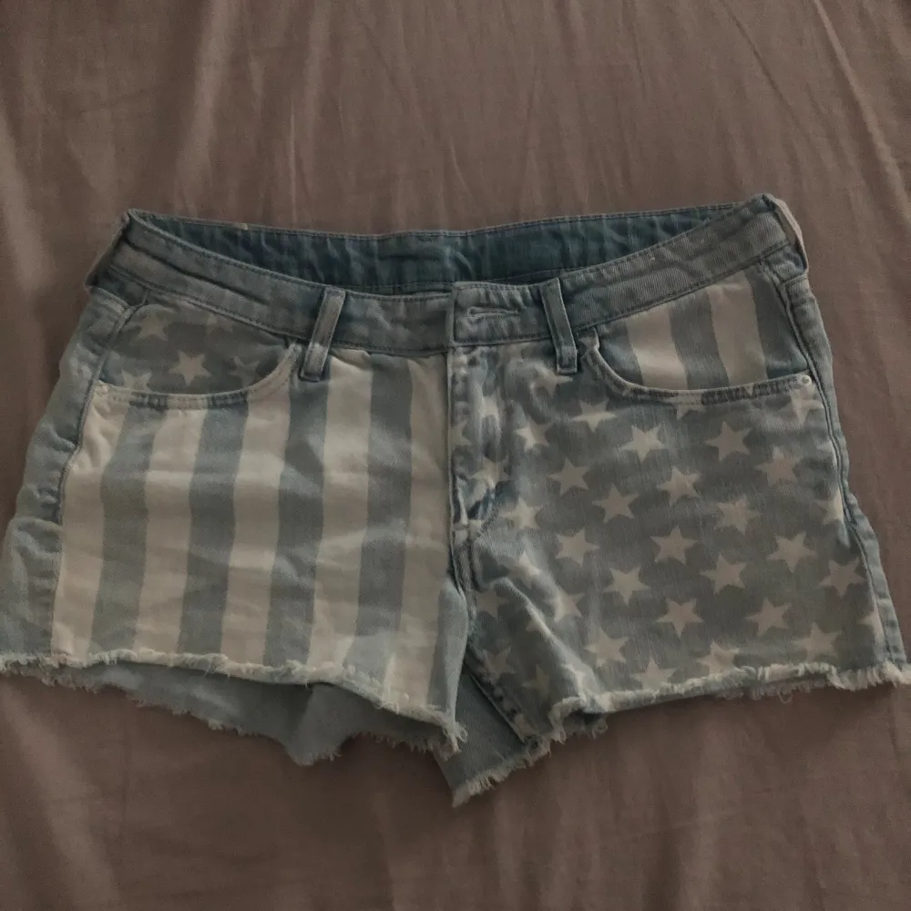 Lågmidjade shorts i storlek 170 (s-m) 💗  Kommer tyvärr inte ihåg vart jag köpte dom 🥲 Kontakta vid behov av fler bilder ☺️💗. Shorts.