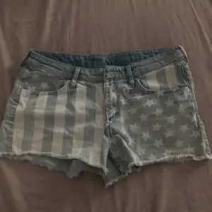 Lågmidjade shorts i storlek 170 (s-m) 💗  Kommer tyvärr inte ihåg vart jag köpte dom 🥲 Kontakta vid behov av fler bilder ☺️💗