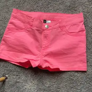 Säljer mina rosa fina shorts då jag inte längre gillar rosa🥰 Dom är från divided i fint skick  Stl 36 