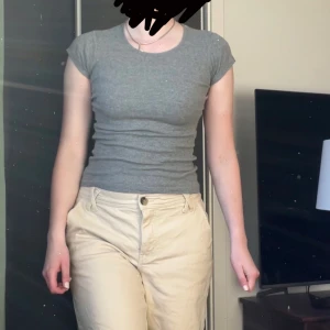 Grå tight t-shirt - Grå tight T-shirt i storlek S, inte alls mycket använd 