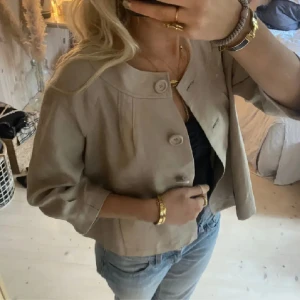 Bolero kofta  - Säljer denna fina kofta som jag använt som vår/sommar jacka. 💖💖 Kan skicka mer bilder privat. 