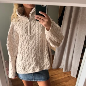 Kabelstickad tröja - Fin och skön kabelstickad tröja från h&m. Jättebra skick, använd endast ett par gånger. 