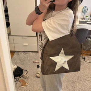 Väska - Stella McCartney liknande väska säljes köpt på sellpy ALDRIG ANVÄND