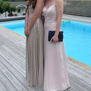 Balklänning - Säljer min fina ljusrosa balklänning jag hade i 9:an💞Den är öppen i ryggen och det tillhör ett superfint glitter/diamant band att ha till klänningen runt midjan💕Klänning är avklippt och uppsydd hos skräddare, hör av er vid frågor🌸