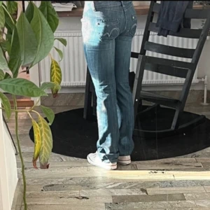 Lågmidjade jeans - Snygga jeans med fina detaljer fram och bak, står storlek 40 men sitter som 36!💓