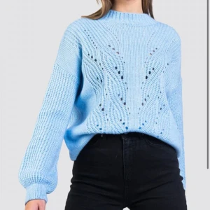 Stickad tröja   - Från Ida Carlssons kollektion med Madlady. Jättemjuk och skön i materialet. Superfin babyblå färg. I använt men fint skick (se bild 4 där en maska finns) kan även vara smått nopprig.