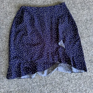 Marinblå kjol - Marinblå kjol tillsalu storlek Xs