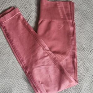 Gymshark tights  - Dusty pink gymshark träningstights. Strl. M. Äldre modell, så dessa säljs inte längre 