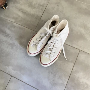 Sneakers - Vita Converse i storlek 39. Varsamt använda. 