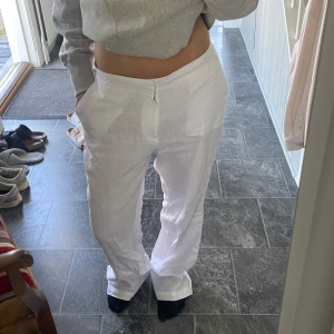 A-dsgn - Lägger ut dessa igen med egna bilder, linnebyxor från a-dsgn av alice stenlööf som jag köpte förra sommaren men har inte använt så prislapp är fof kvar🫶🏻köpte dom för 460kr på rea men nypris är 999kr