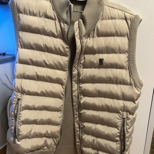 Burberry väst  - Pris: 2500kr Burberry väst herr Strl: XXL Färg: beige  Oanvänd utan anmärkning