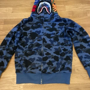 Bape zip up - Storlek M men sitter mer som S. Inte använd mycket alls för de e inte min stil. Inga defekter. Pris kan diskuteras vid snabb affär. Kan mötas upp i Älvsjö, Årstaberg eller Liljeholmen 