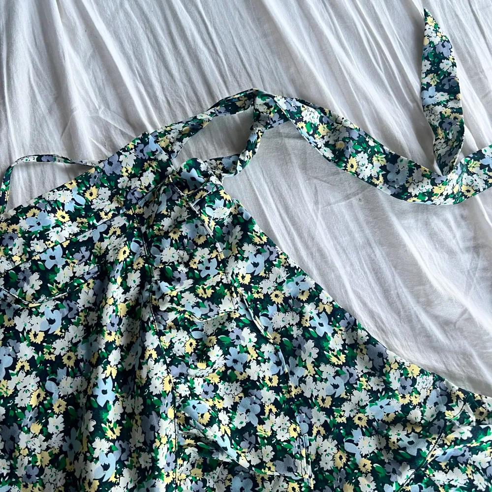 jättefin blommig kjol med volanger från vila som man knyter i midjan, storlek 34 och fint skick!. Kjolar.