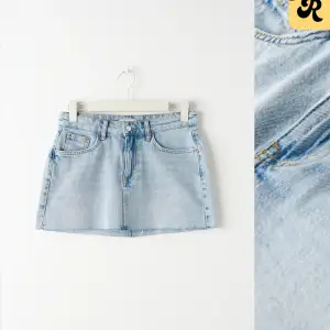 Jätte fin jeans kjol från Gina tricot. Säljer eftersom den inte kommer till användning då jag har fler. Använd ett fåtal gånger. Helt slutsåld på hemsidan.