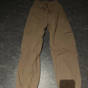 Cargobyxor  - Byxor från pull&bear, har en litet hål vid sidan av låret därav aldrig använt 