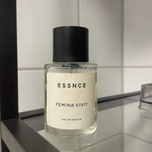 Essnce parfym i doften Femina vivit. Denna påminner om Sì från Giorgi Armani. Luktar jättegott men parfymen kommer ej till användning längre💓💓