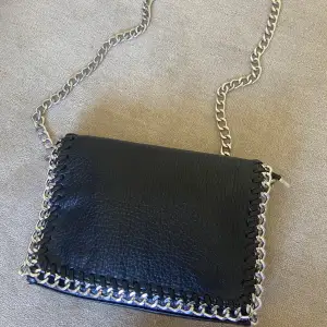 Populär väska från Tiamo, pricilla väska m svart. Längd 28cm, höjd 18cm, bredd 5cm. 