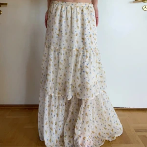 Blommig långkjol - Superfin blommig långkjol 💛