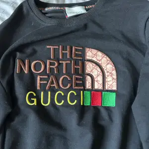 En snygg North Face X Gucci sweatshirt som är tunn och bra till sommaren och varma vädret.