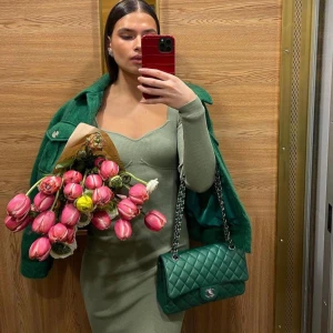 Adoore klänning  - Grön stickad roma adoore klänning, använt 3 ggr, i fint skick! Är i storlek 34 men passar absolut 36 med eftersom tyget är i stretch! Ny pris 1 395kr 