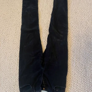 Acne studios manschetter - Ettt par sällsynta acne studios manschesster byxor. Normal fit. Passar mig som är 1.85