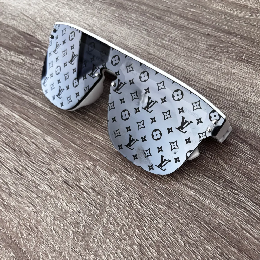Ett par schyssta louis vuitton glasögon som är sjukt stilrena och passar till det mesta! Köpte dem för 5700kr i orginal pris men tappat bort påsen till dem så priset sänker jag till 3600. Pris går att diskuteras!! . Asusteet.