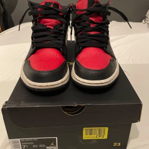 Jordan 1  - Nu säljer jag mina jordans för att de kommer inte till andvändning nå mer. Ny pris 1500:- mitt pris 400:- pris kan diskuteras. Skick 7/10