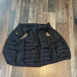 Lyle & scott väst - Lyle & scott väst som är i nyskick. Använd bara några gånger förra hösten!