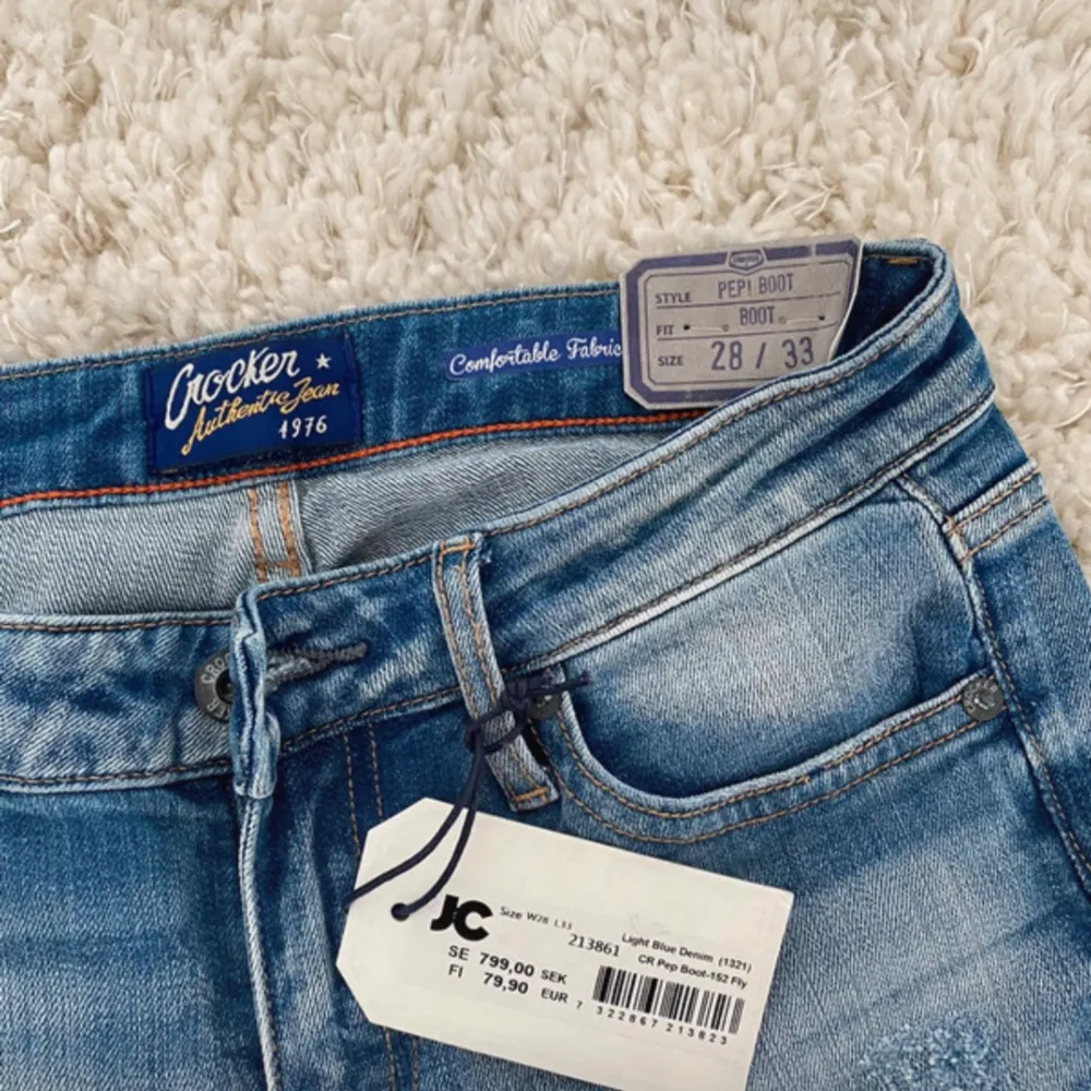 Säljer dessa i princip nya jeans från Crocker. De är lågmidjade och bootcut och använt ca 3 gånger men säljer då de inte riktigt passar mig. Modellen med jeansen på bilden är ca 156 men passar mig i längden som är ca 167. Jeans & Byxor.