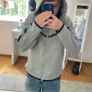 nike tech fleece - Zip-hoodien i storlek 147-158 har bara använts 1-3 gånger och har legat orörd på hyllan i nästan 2 år. Byxorna till Nike Tech-fleecen finns också tillgängliga. Jag har ungefär storlek S och den passar ganska bra."