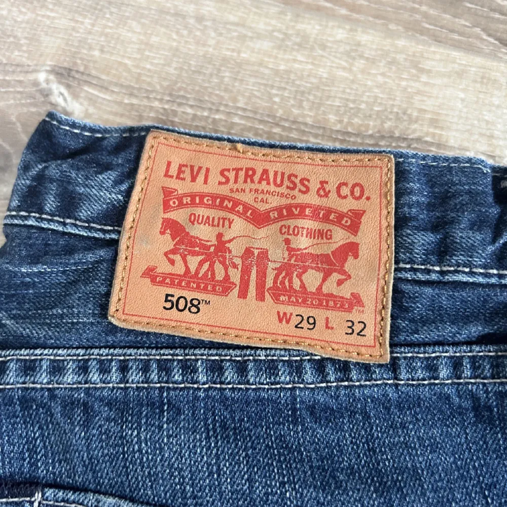 Ett par fräscha Levis jeans med snygg färg. Säljer för att de var för små kring midjan. Fint skick.. Jeans & Byxor.