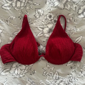 Bikini överdel - Mörkröd bikiniöverdel i storlek L från Shein. Bygel + ilägg (går att plocka ut)  Oanvänd