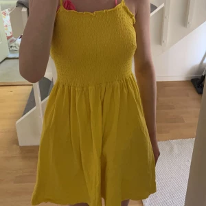 gul klänning - använder ej