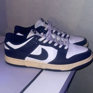 Nike dunk Vintage Navy - Feta Nike dunks. Storlek 44,5 men sitter lite tajt. Har ej original box eller original snören.Skick 8-9/10. Svarar på alla frågor