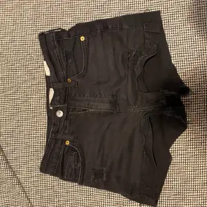 Superfina svarta shorts med slitningar ifrån H&M i storlek 36:)💞Fint skick!