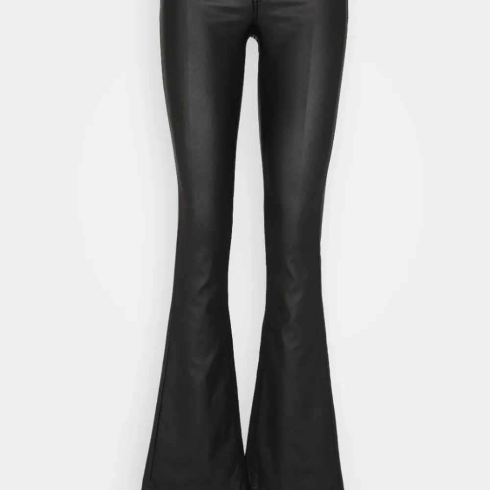 Skinnbyxor i modellen Blush Life Mid Flared från only, nypris 500kr och mitt pris är 250 då byxorna har slitningar men endå är i hyfsat skick🌟 . Jeans & Byxor.