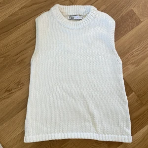 Stickad topp - Stickad väst/linne från Zara som köptes för 2 år sedan men har aldrig använts pga att det inte var min stil, men den är så exklusiv och har en väldigt fin passform så passa på, eftersom den inte finns kvar i sortimentet längre☺️🤍
