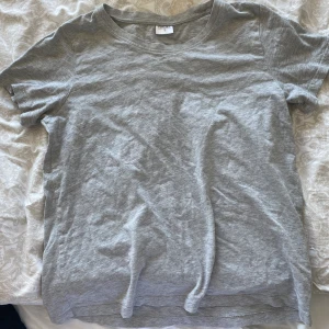 T-shirt  - T shirt