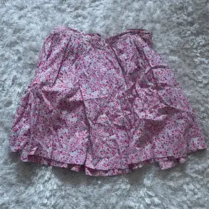 Så söt & somrig kjol med blommigt mönster. Är lite mer rosa i verkligheten än på bilden. Väldigt skön & har stretch i midjan😊 Mycket bra kvalite