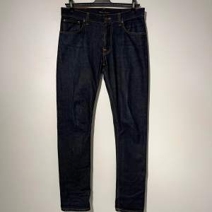 Tja, vi säljer ett par riktigt feta jeans från nudie, modellen är Grim Tim och är i storleken W 33 och L 34 (9/10 skick)