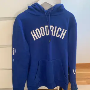 Hoodrich hoodie i storlek S i väldigt bra skick, inga defekter.