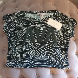 Croppad tshirt - Stl 1. Passar S. Jätteskönt o luftigt material i zebra mönster. Helt ny med lappen kvar.
