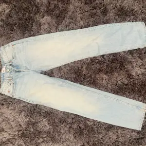 Ljusblåa superfina jeans från zara i Straight Low modellen i stl 34. Har inga fler bilder då dem är för små för mig! Möts gärna upp💕💕