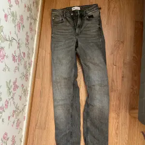 Ett par fina gråa jeans från zara, de har slits i sidan så det gör ut lite där nere men är rätt slim i modellen. Är andvända och finns ett litet hål som syns på bilden
