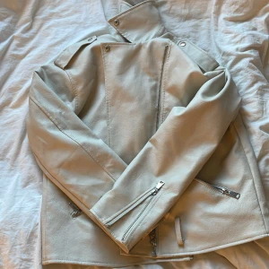 Beige skinnjacka - Storlek 36, knappt använd fast skärp saknas.