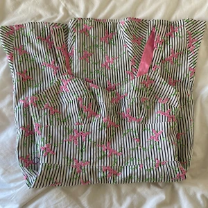 Sommarklänning  - Säljer den drömigaste sommarklänningen med blommor 🌷 ! Randig klänning med rosa blom söm. Sitter så fint i passformen och är verkligen perfekt nu till sommaren!🌸 Har endast provat den så den är som ny!🌸