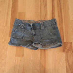 Lågmidjade blåa shorts  - Jeansshorts med fickor och låg midja. Från 2000talet, passar med allt  Storlek ca XS/S