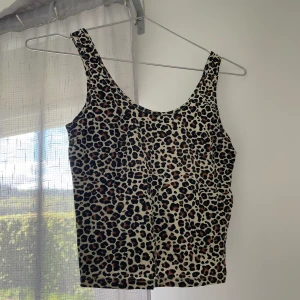 Leopardlinne  - Snyggt leopardlinne, passar mig som är en S. Nästan aldrig använt, så den är i bra skick! Skriv för fler bilder🤎