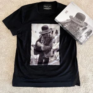 Limitato x jimi hendrix - Tjenare säljer denna riktigt feta limitato tröja | storlek:s | skick: 9/10 inga synliga skador | All OG |  Vid frågor är det bara att skriva🌟